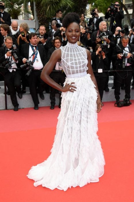Lupita Nyongo usando un vestido blanco en cannes 2018