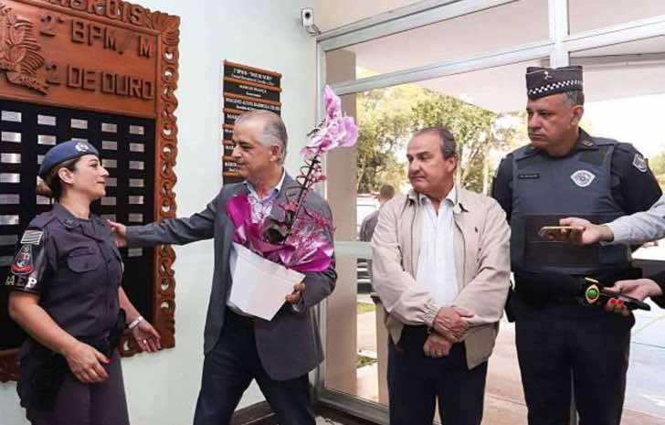 Policia brasileña que recibió un homenaje por su valentía 