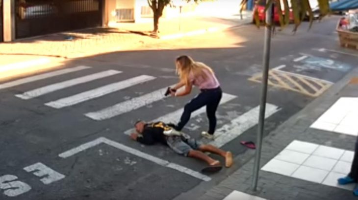 Mujer sometiendo con una arma a un asaltante frente a un grupo de mujeres 