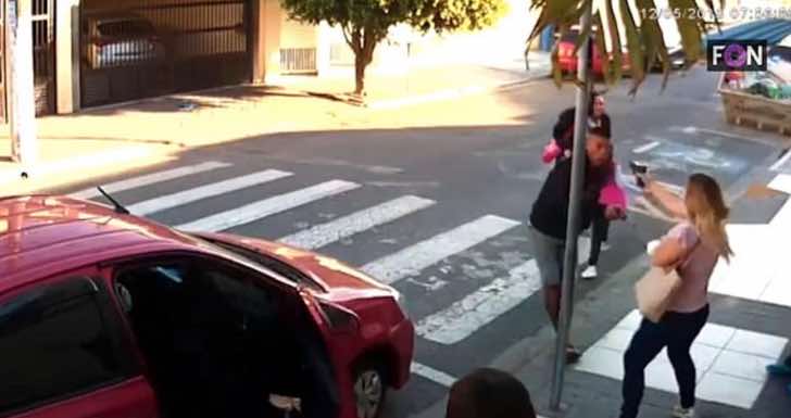 Mujer sometiendo a un asaltante con una arma a un asaltante frente a un grupo de mujeres 