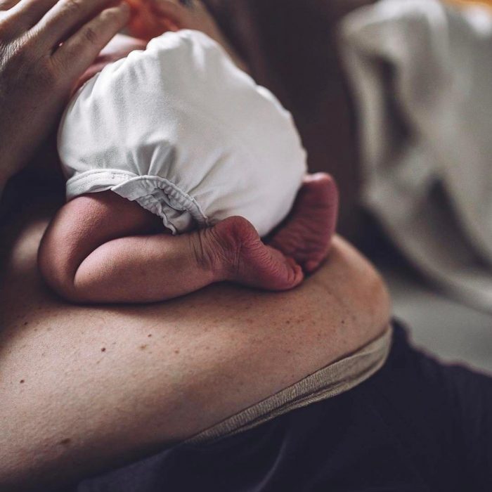 mujer cargando a su bebé