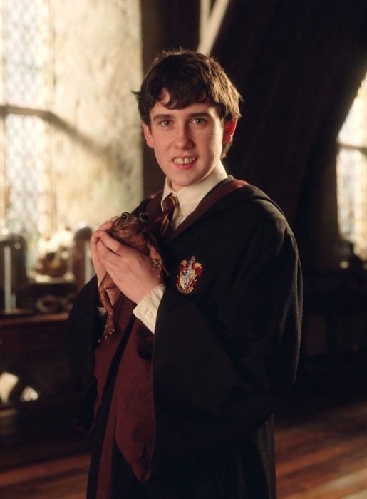 Neville Longbottom de Harry Potter sosteniendo una rana 
