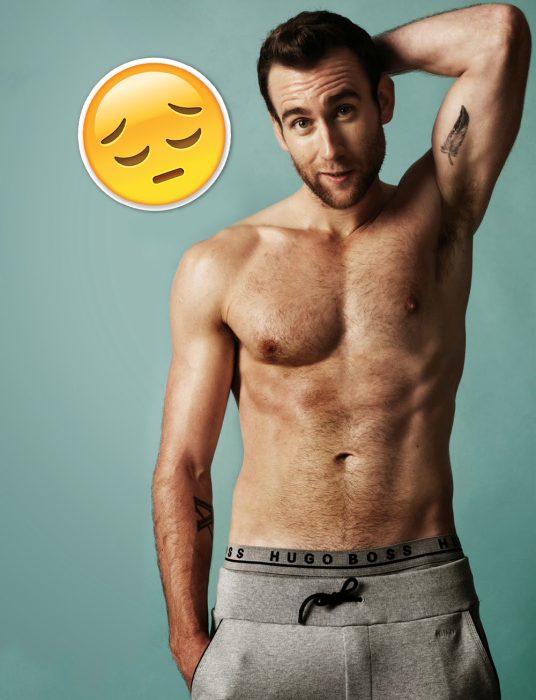 Matthew Lewis posando como modelo usando chandal gris 