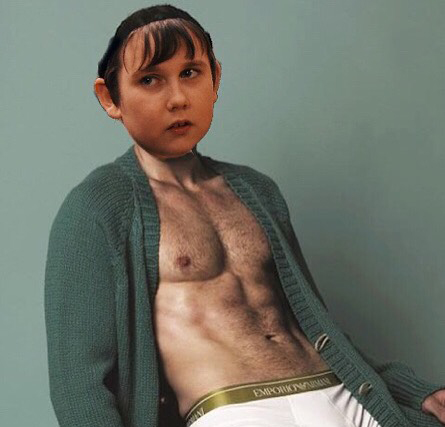 Matthew Lewis posando como modelo usando chandal gris 