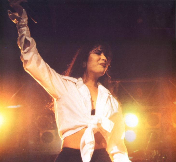 mujer con camisa blanca 