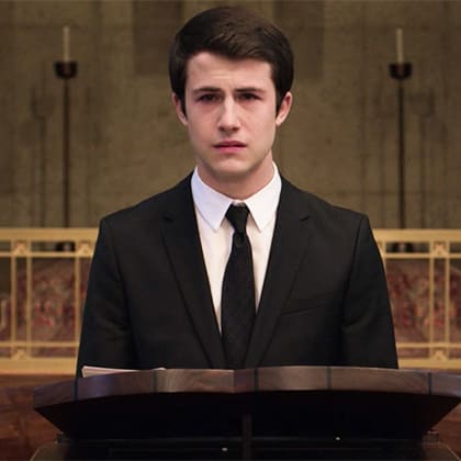 Clay Jensen dando un discurso en el funeral de hannah baker 