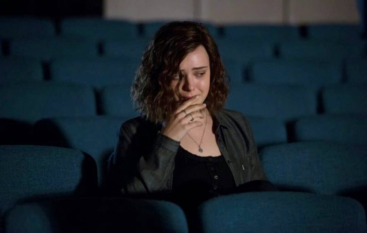 Escena de la serie 13 razones. Hannah Baker llorando 