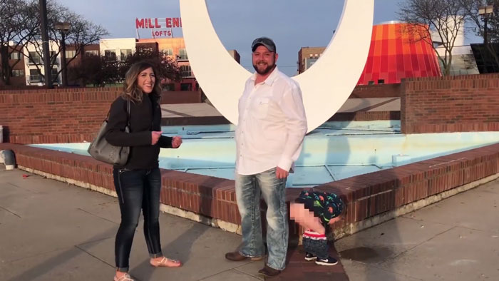 Niño haciendo pipi mientras sus padres se besan en una propuesta de matrimonio 