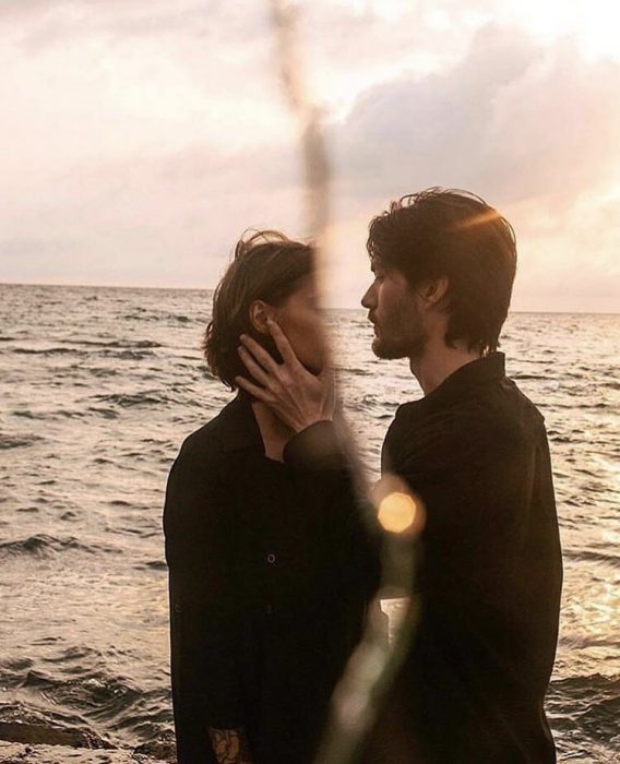 Pareja de novios en la playa 