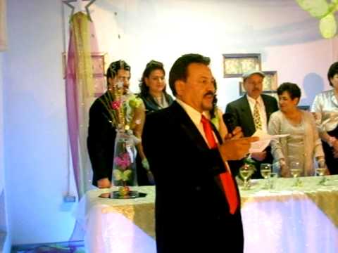 Padrino de xv años dando un discurso