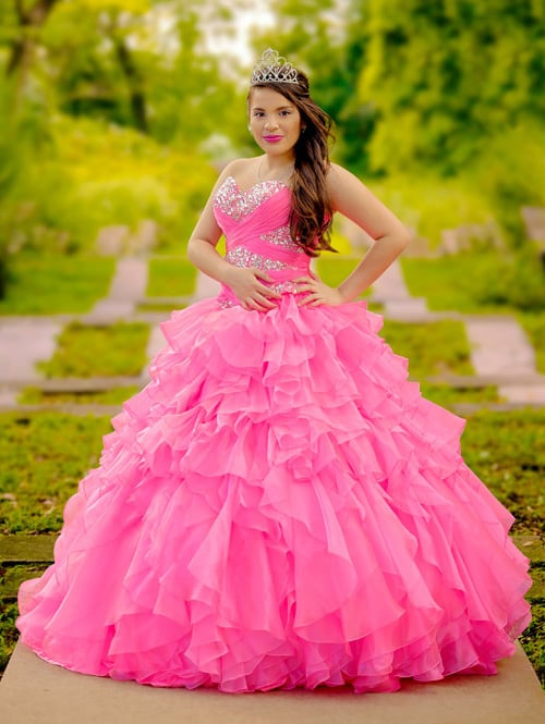 Chica usando un vestido rosa de XV años