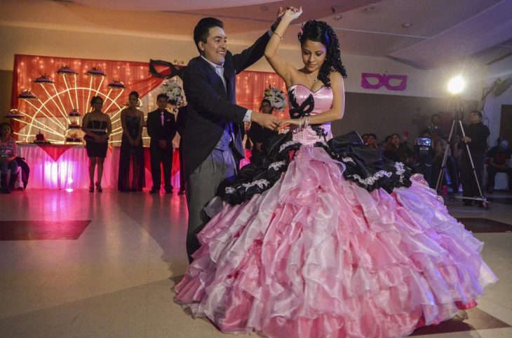 Chica bailando el vals con su papá 