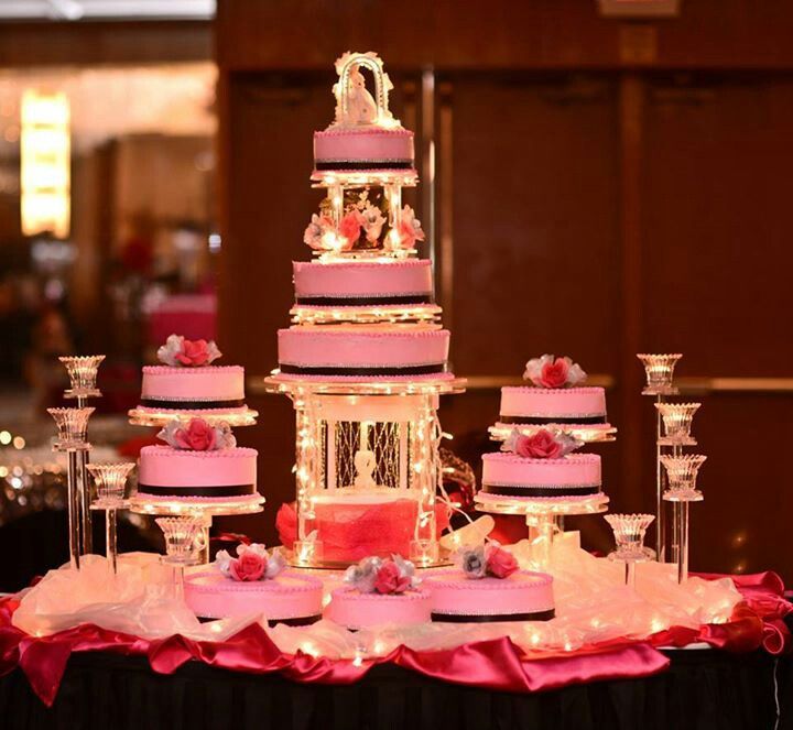 Pastel de varois pisos en una fiesta de xv años 