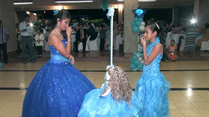 quinceañera recibiendo su última muñeca