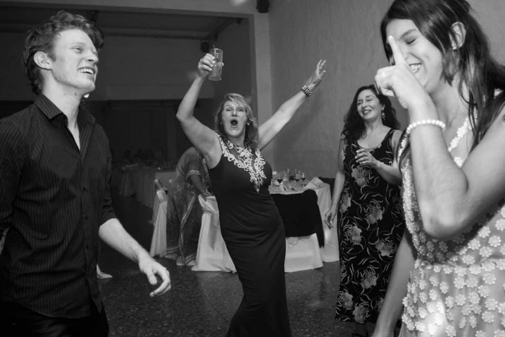 Señora bailando en una fiesta de 15 años