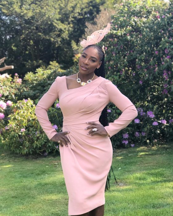 Serena Williams usando un tocado de color rosa 