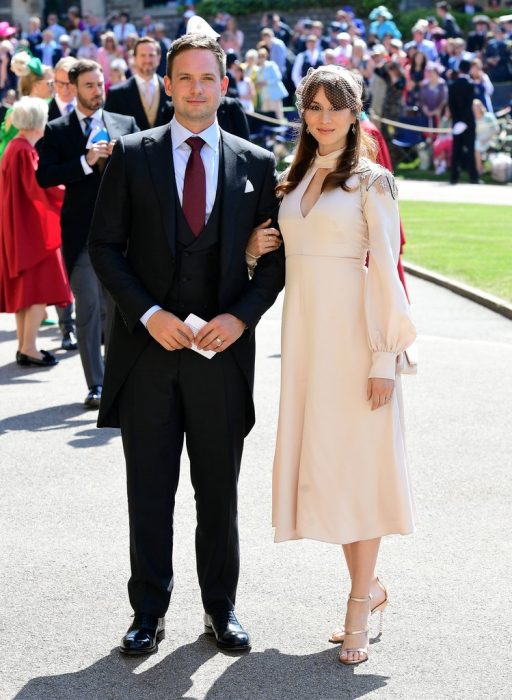 Troian Bellisario junto a su esposo en la boda real 