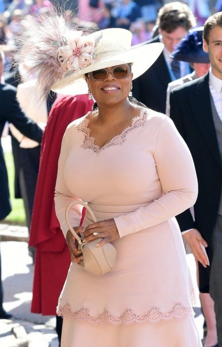 Oprah Winfrey  usando un sombrero rosa para la boda real 