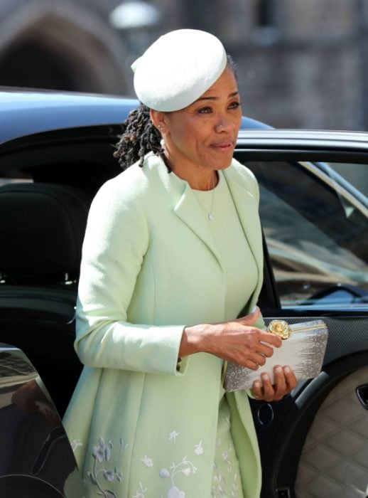 Madre de Meghan Markle usando un sombrero sencillo color verde 