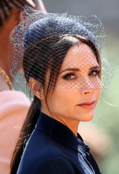 Victoria Beckham usando un sombrero azul marino