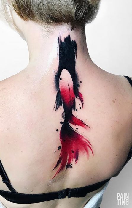 Tatuaje en la espina dorsal con diseño de pez coi en color rojo con negro 