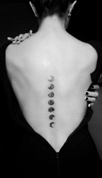 Tatuaje en la espina dorsal con diseño de etapas de la luna 