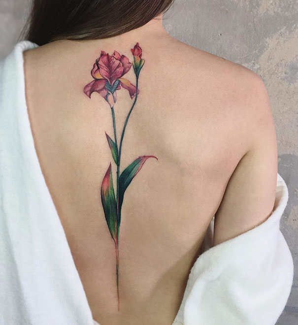 Tatuaje en la espina dorsal con diseño de flor 