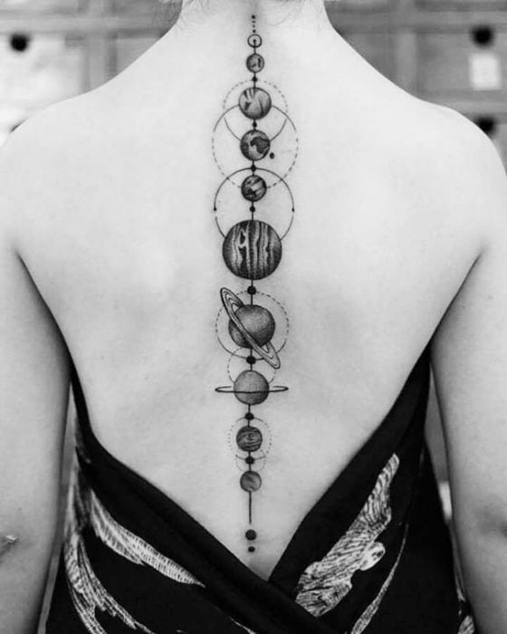 Tatuaje en la espina dorsal con diseño de los planetas 