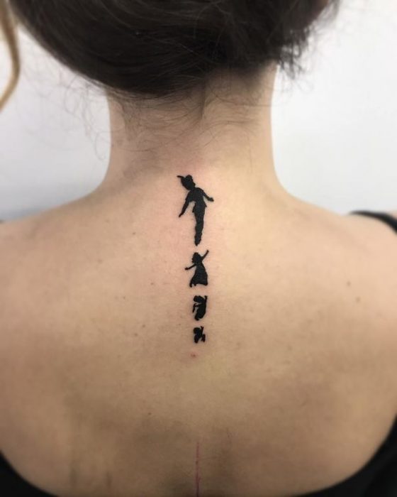 Tatuaje en la espina dorsal con diseño de los personajes de Peter Pan 