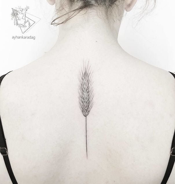 Tatuaje en la espina dorsal con diseño de espiga de trigo 