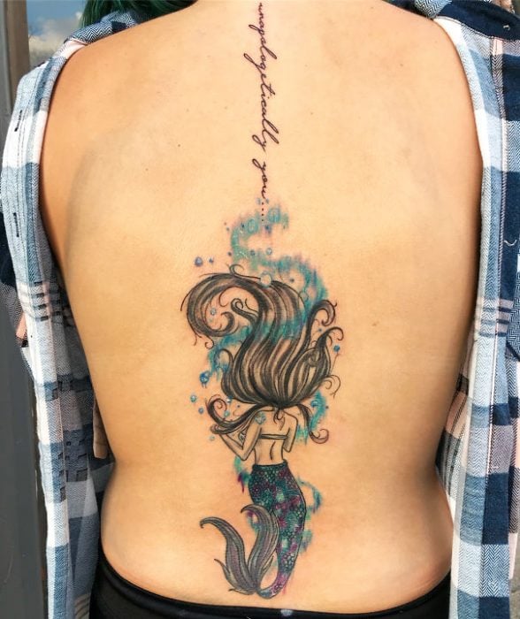 Tatuaje en la espina dorsal con diseño de sirena con letras 