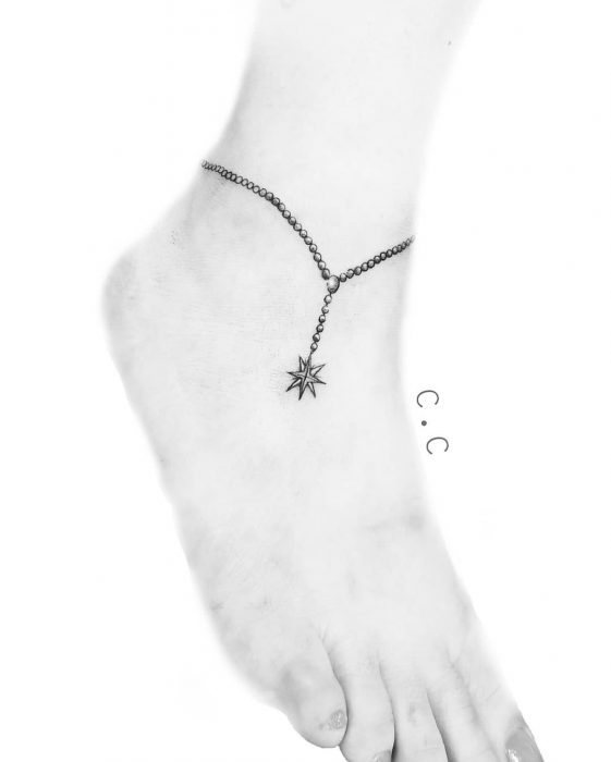 Tatuaje en el tobillo en forma de pulsera con una estrella 