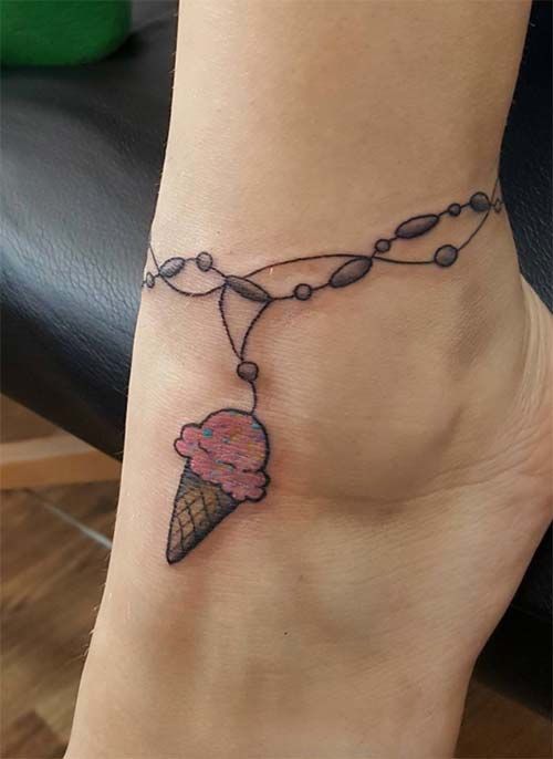 Tatuaje en el tobillo en forma de cono de helado 