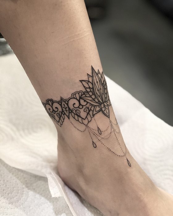 Tatuaje en el tobillo en forma de ornamentos 