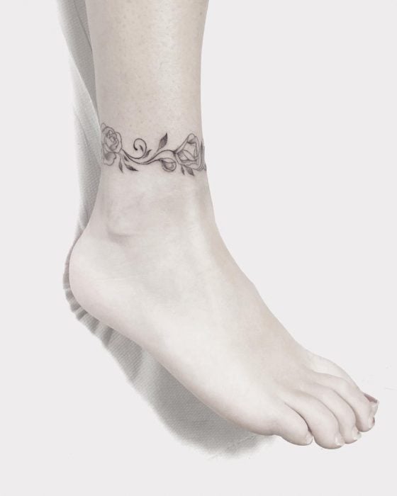 Tatuaje en el tobillo en forma de enredadera de flores 