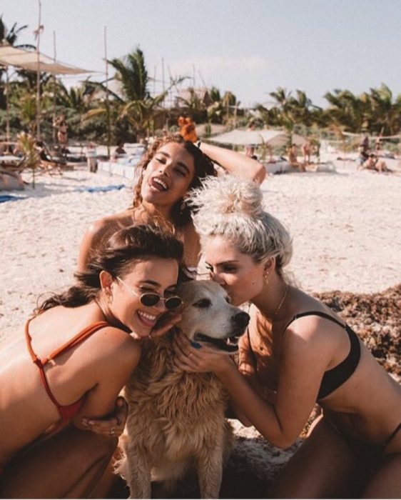 chicas divertidas en la playa 