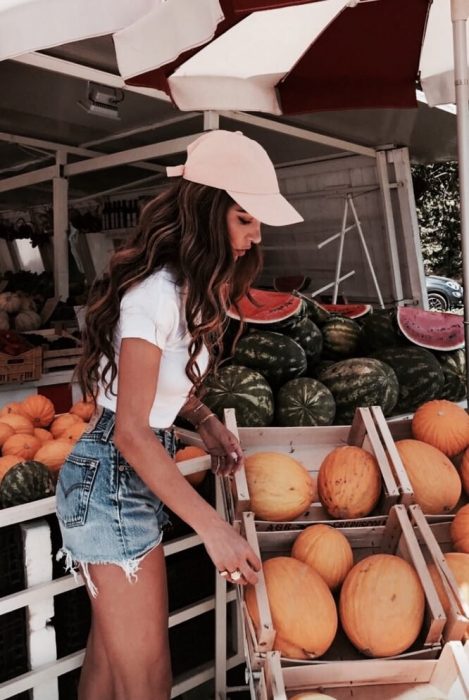 chica acomodando fruta