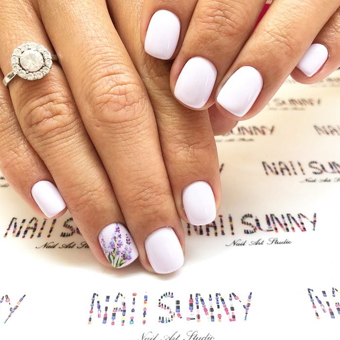 Uñas de lilas creadas por nail sunny 