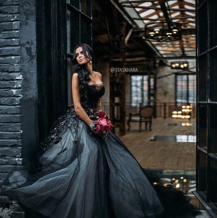 Chica usando un vestido de color negro con aplicaciones grises 