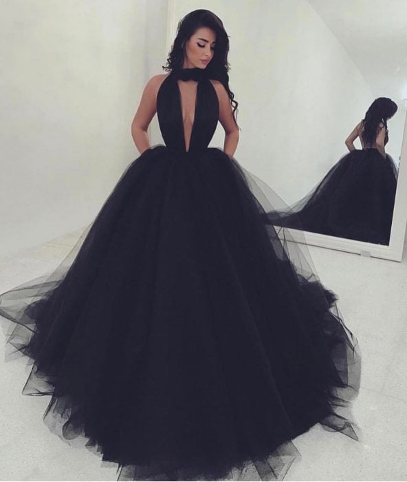 Chica usando un vestido de color negro con tul 