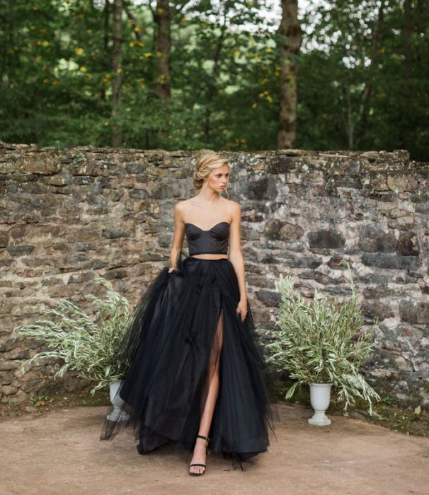 Chica usando un vestido de color negro con cro top y falda de tul 