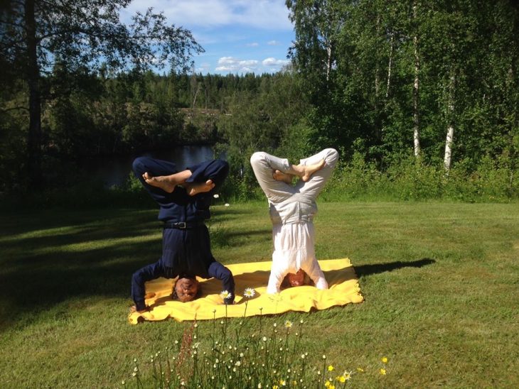 pareja haciendo yoga 