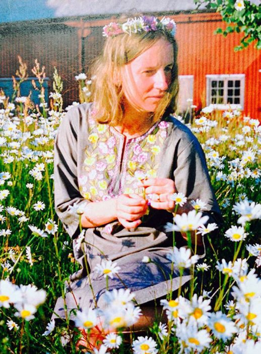 chica cortando flores 