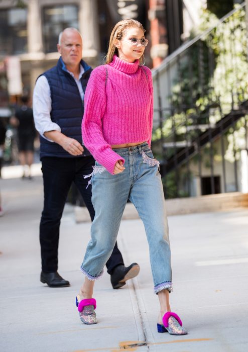  Gigi Hadid usando unos zapatos de brillos con peluche rosa 