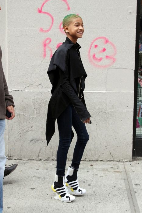 Willow Smith con unos zapatos blancos 