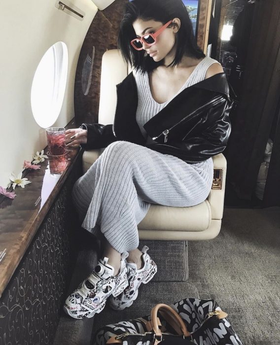 Kylie Jenner usando unos tenis con grafitti 