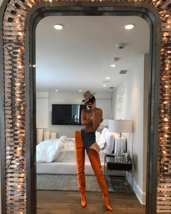 Kendall Jennar usando unas botas de color naranja 
