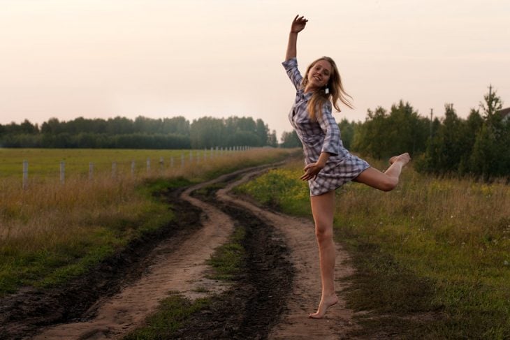 chica bailando en el campo