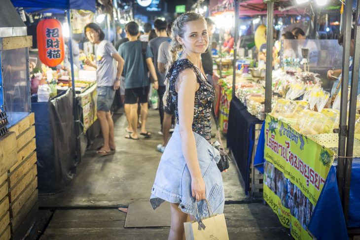 chica caminando por la calle de noche