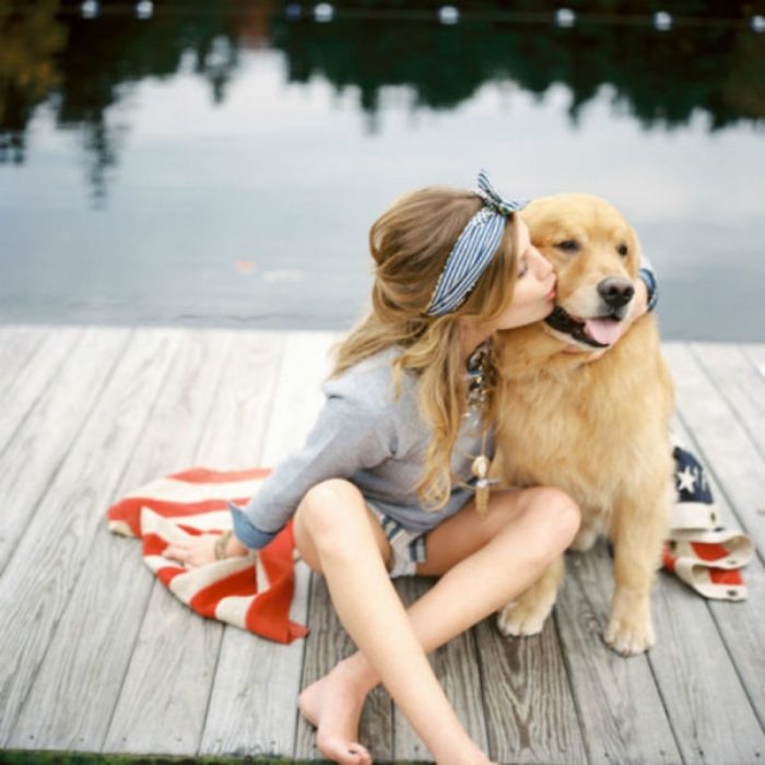 chica con su perrito